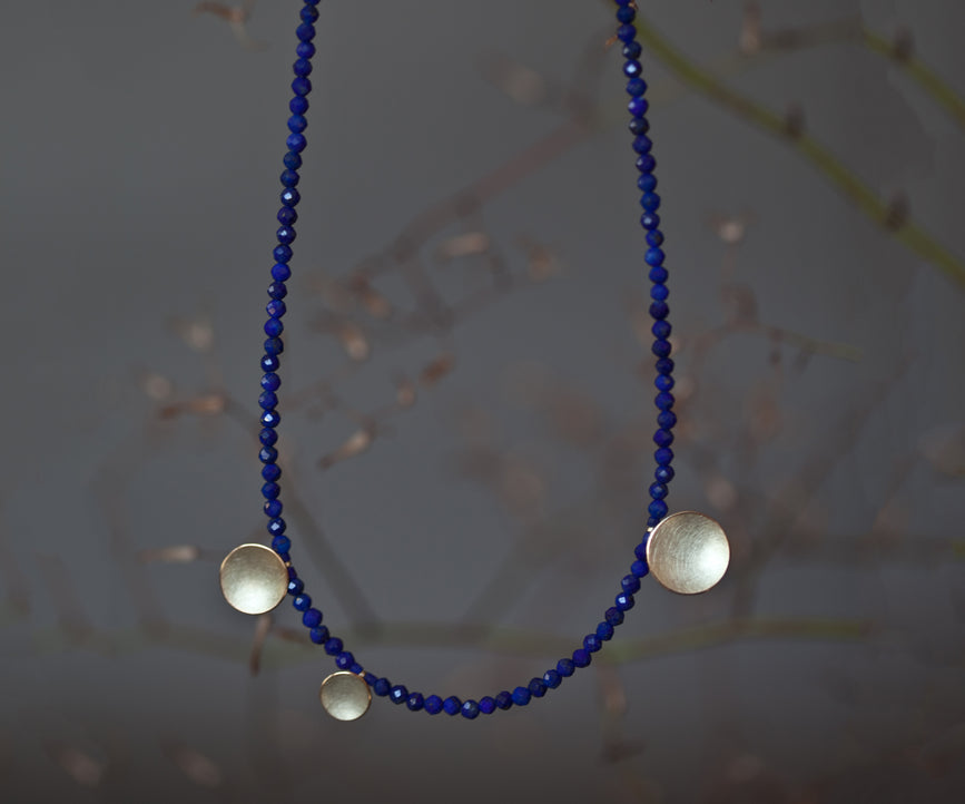 <transcy>Lapislazuli Halskette mit Goldkreise</transcy>