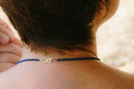 <transcy>Lapislazuli Halskette mit Goldkreise</transcy>