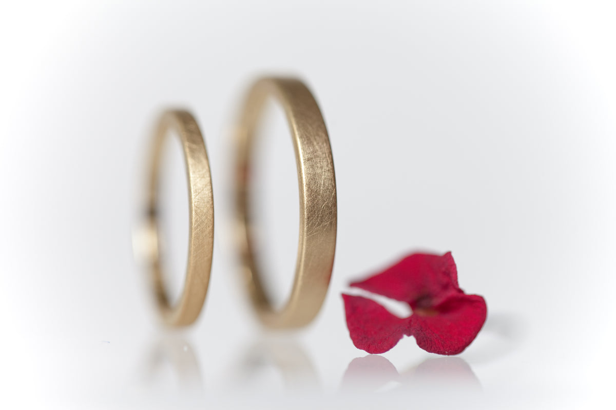 Angular Gold Wedding Rings – matt in yellow or rose gold, minimalist, timeless, and handcrafted in Germany
