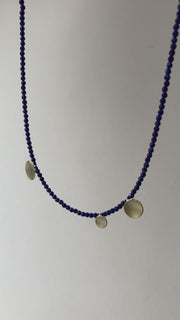 <transcy>Lapislazuli Halskette mit Goldkreise</transcy>