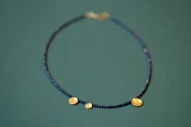 <transcy>Lapislazuli Halskette mit Goldkreise</transcy>