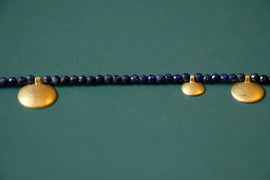 <transcy>Lapislazuli Halskette mit Goldkreise</transcy>