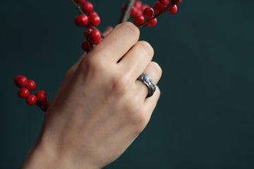 <transcy>Schwarzer Struktur Ring</transcy>