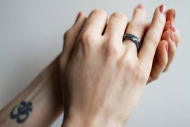 <transcy>Schwarzer Struktur Ring</transcy>