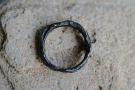 <transcy>Schwarzer Struktur Ring</transcy>