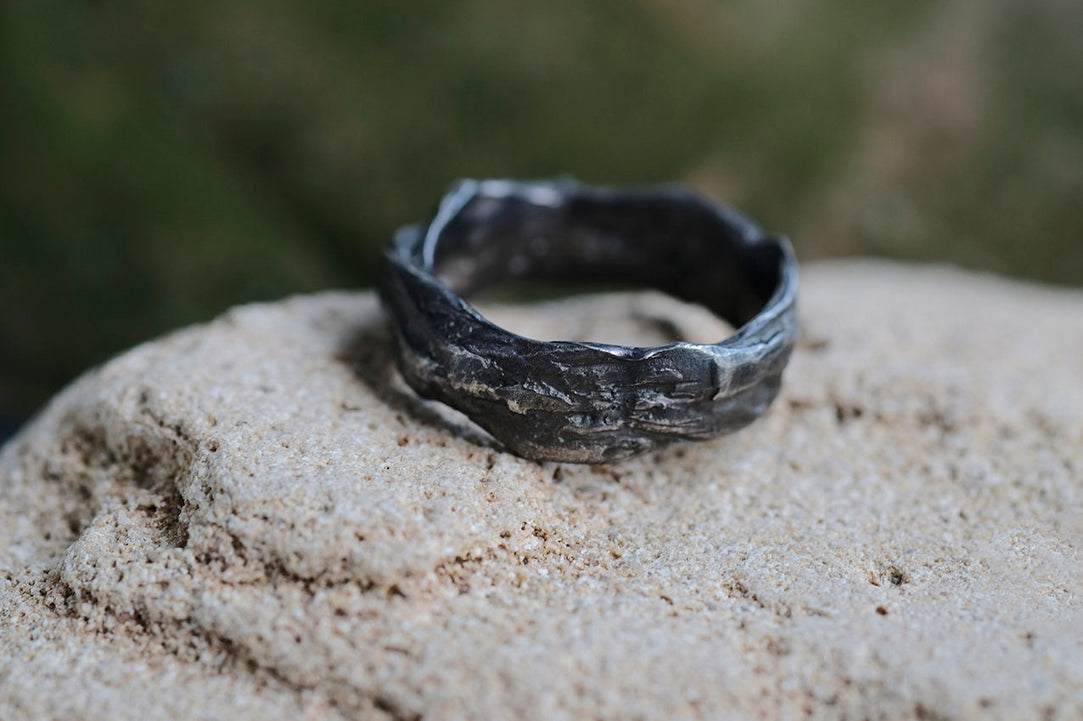 <transcy>Schwarzer Struktur Ring</transcy>