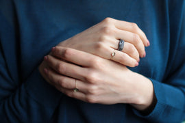 <transcy>Schwarzer Struktur Ring</transcy>