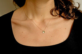 <transcy>Goldkette mit Plättchen</transcy>