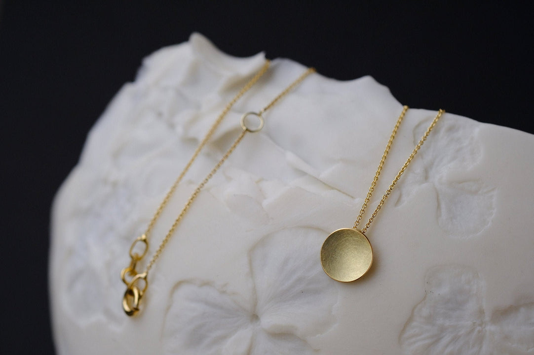 <transcy>Goldkette mit Plättchen</transcy>