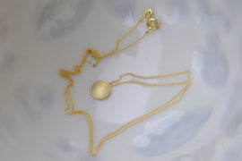 <transcy>Goldkette mit Plättchen</transcy>