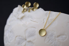 <transcy>Goldkette mit Plättchen</transcy>