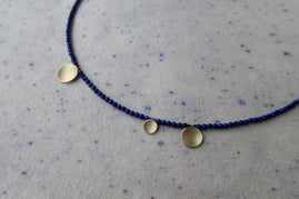 <transcy>Lapislazuli Halskette mit Goldkreise</transcy>